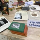 Книжная выставка «МЫ В МИР ИСКУССТВА ДВЕРЬ ОТКРОЕМ!»
